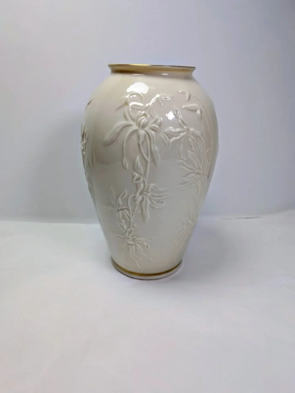Lenox Masterpiece Collection Embossed Spider Lily Vase Gold Trim 7